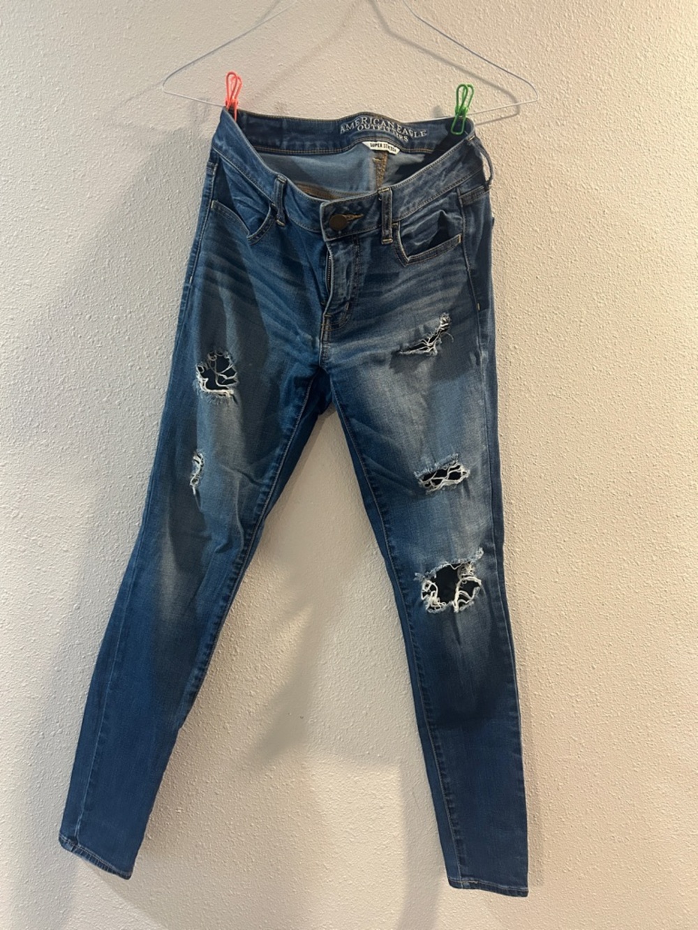 American Eagle Outfitters Women's Distressed Dark Blue Skinny Jeans USED